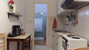 Fridge, oven, stovetop, coffee/tea maker