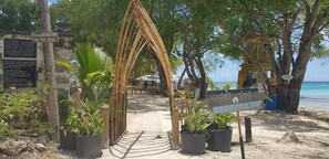 Sulla spiaggia, lettini da mare, teli da spiaggia