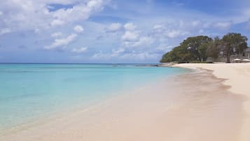 Plage, chaises longues, serviettes de plage