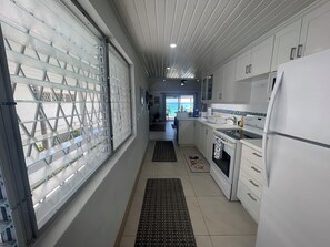 Frigorífico, microondas, horno y placa de cocina