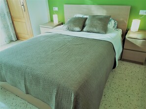 2 bedrooms, iron/ironing board, WiFi