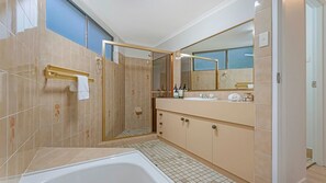 Luokittelematon kuva, 3 kautta 9, painike