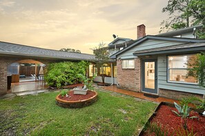 Exterior - Private Retreat w/ Pool, Patio, BBQ! 6BR 3BA Gem (Houston)