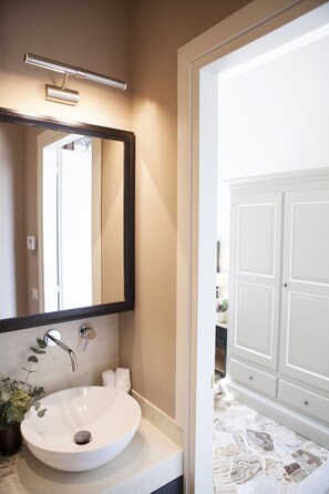 클래식 더블룸, 운하 전망 | 욕실 | 헤어드라이어, 슬리퍼, 비데, 타월