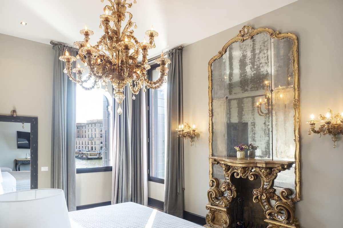 Suite Deluxe, vista al canal | 1 habitación, ropa de cama de alta calidad y edredón