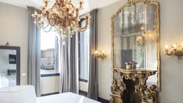 Suite Deluxe, vista canale | Biancheria da letto di alta qualità, copriletto in piuma