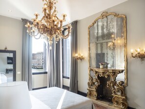 디럭스 스위트, 운하 전망 | 고급 침구, 오리/거위털 이불, 셀렉트 컴포트 침대, 객실 내 금고