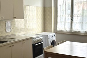 Een koelkast, een oven