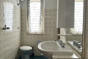 Shower, bidet, towels - M019 - Marcelli, three-room apartment with garden 50 meters from the sea left (Marcelli)