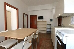 Fridge, oven - M019 - Marcelli, three-room apartment with garden 50 meters from the sea left (Marcelli)