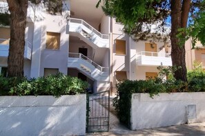 Exterior - M019 - Marcelli, three-room apartment with garden 50 meters from the sea left (Marcelli)