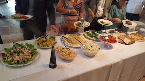 Serveert ontbijt en diner, lokale en internationale gerechten