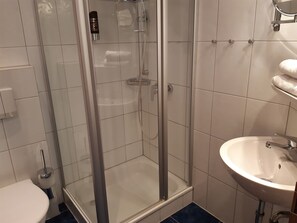 Douche, sèche-cheveux, serviettes fournies