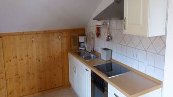 Kühlschrank, Ofen, Herdplatte, Wasserkocher mit Kaffee-/Teezubehör