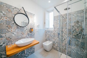 Ducha, artículos de tocador gratuitos, secador de pelo, bidet
