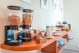 Daily continental breakfast (EUR 6.00 per person)