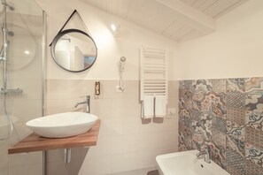 Chambre double | Salle de bain | Douche, articles de toilette (gratuits), séchoir à cheveux, bidet