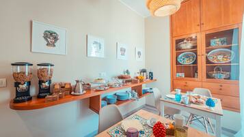 Café da manhã continental todos os dias (EUR 6.00 por pessoa)