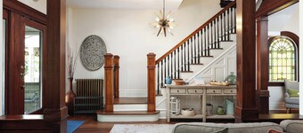 Grand Renovated Victorian - Great Location Just Blocks from Beach and Downtown