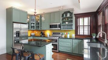 Kylskåp, mikrovågsugn, ugn och spishäll