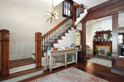 Grand Renovated Victorian - Great Location Just Blocks from Beach and Downtown