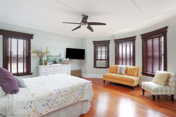 6 habitaciones, escritorio y tabla de planchar con plancha 