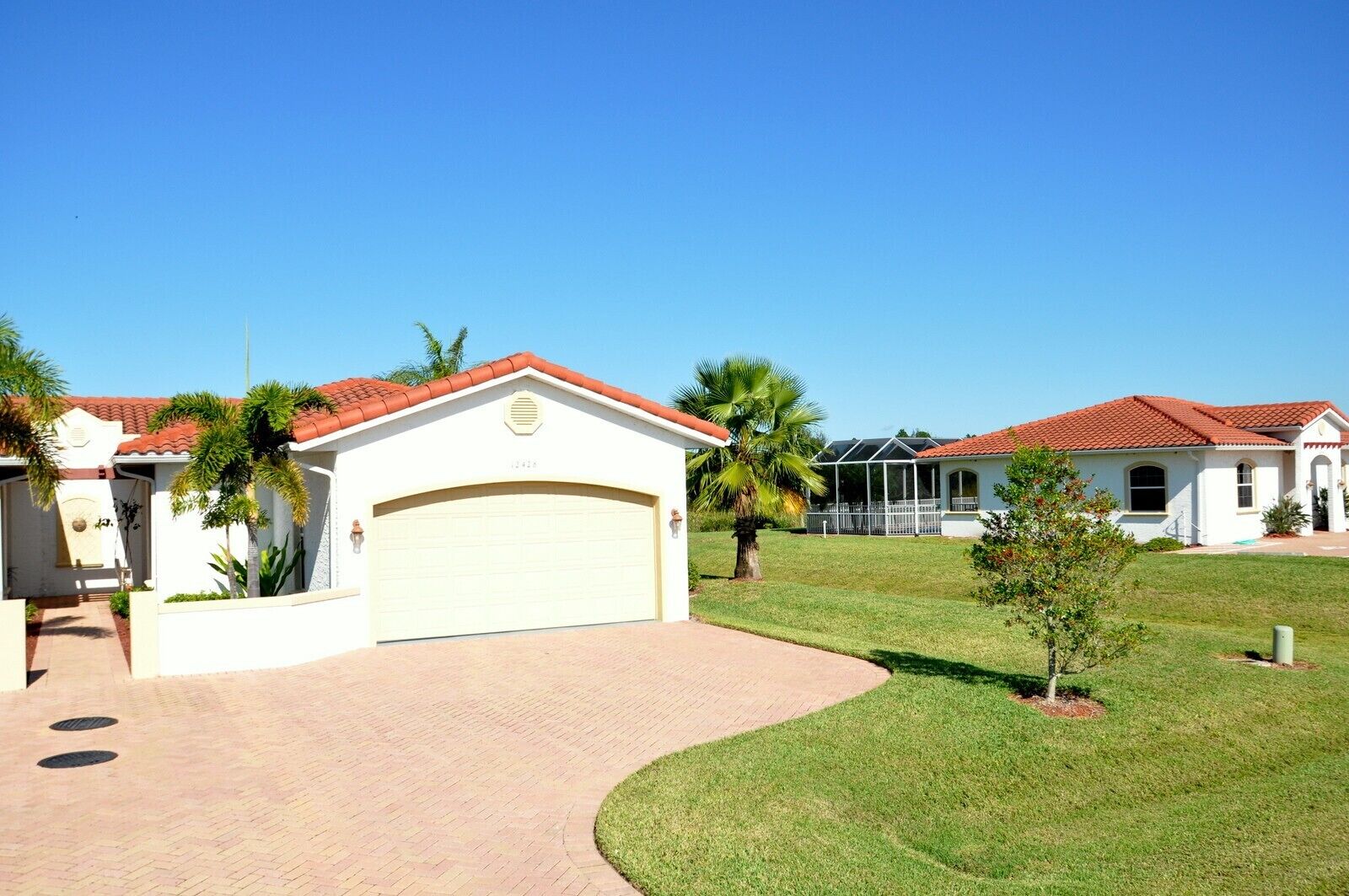 Comfortable cozy and quiet villa on the lake for 5 - several Golf courses nearby