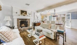 Smart TV, chimenea, libros y estéreo