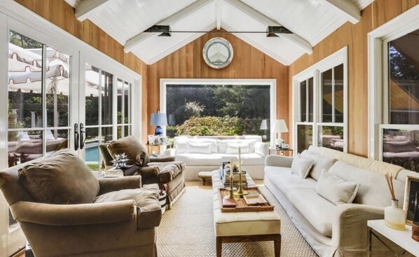 Smart TV, chimenea, libros y estéreo