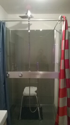Bathtub, hair dryer, towels, soap - papyrus. sheets provided (Arles)