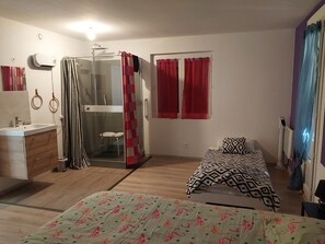 3 slaapkamers, een strijkplank/strijkijzer, gratis wifi, beddengoed