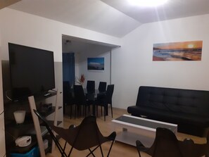 Smart-tv, een dvd-speler, boeken en een stereo