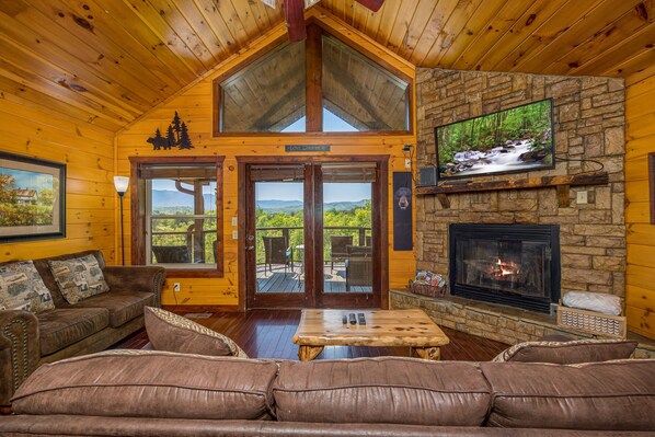 Smart TV, chimenea y videojuegos