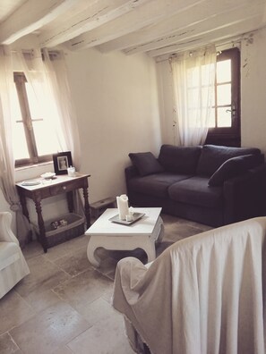 Télévision, lecteur de DVD, livres, vidéothèque