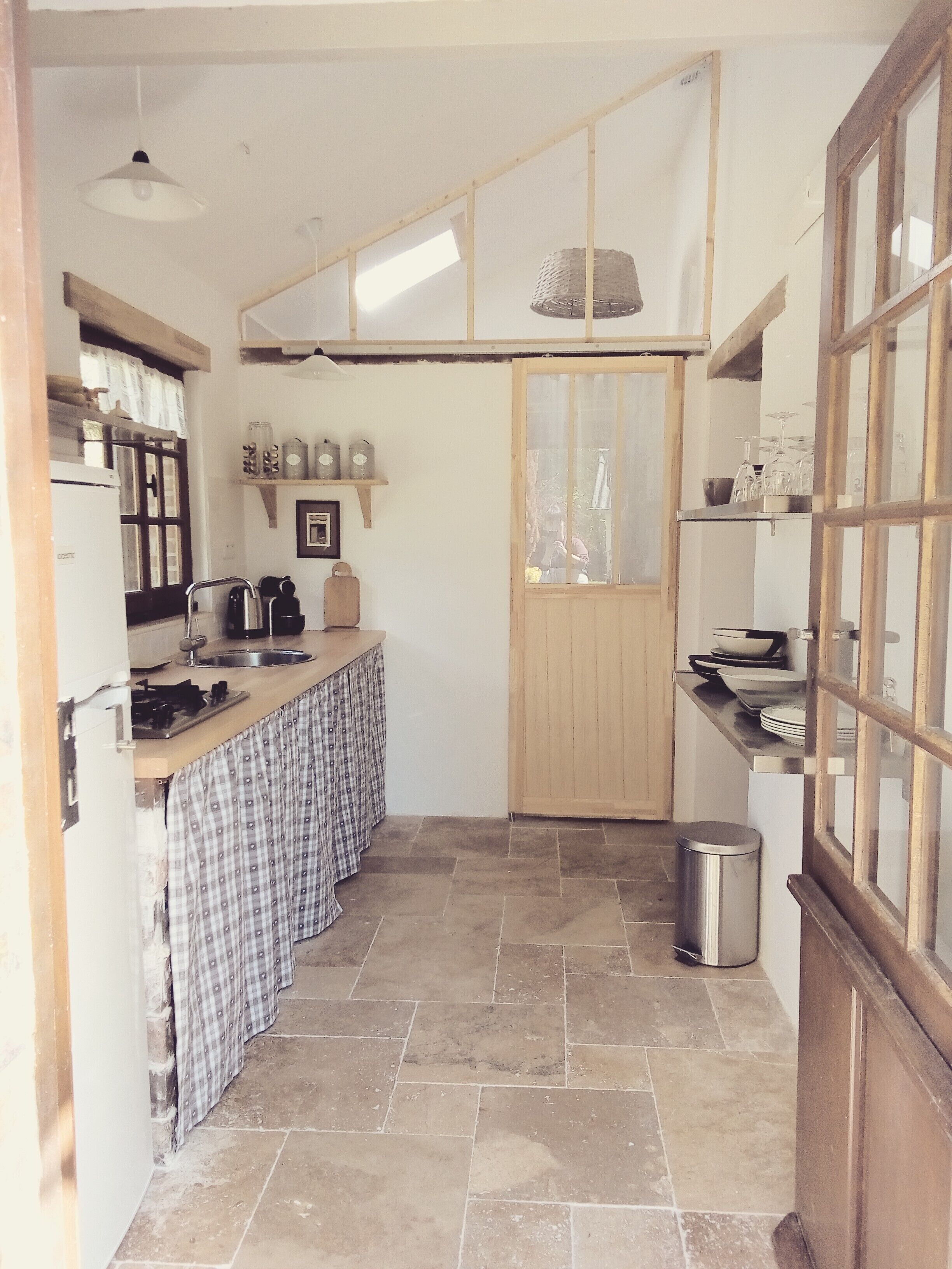 Fridge, stovetop, dishwasher, coffee/tea maker