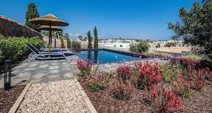 Casa Magnolia - Luxury villa with private heated pool and sea views!