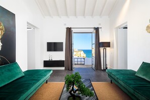 TV, fireplace - Casa Magnolia - Luxury villa with private heated pool and sea views! (Carvoeiro)