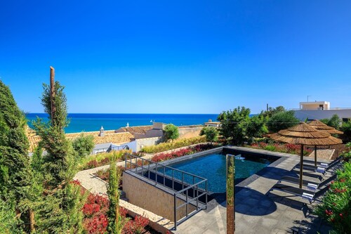 Kürzlich umgebaute Villa mit privatem beheiztem Pool im Herzen von Carvoeiro
