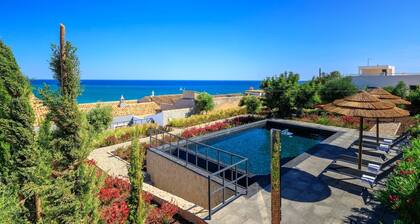 Kürzlich umgebaute Villa mit privatem beheiztem Pool im Herzen von Carvoeiro
