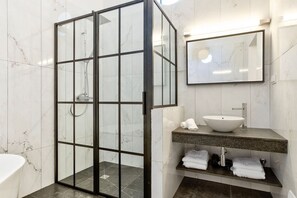 Bathtub, hair dryer, towels - Casa Magnolia - Luxury villa with private heated pool and sea views! (Carvoeiro)