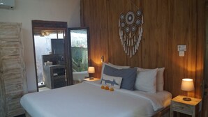 Una habitación con paneles de madera, una cama, dos lámparas de noche, un espejo y un adorno en la pared.