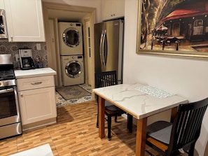 Fridge, microwave, oven, stovetop - Alameda Luxury 2BR 2BA house, AC, near Alameda ferry to San Francisco, parking. (Alameda)