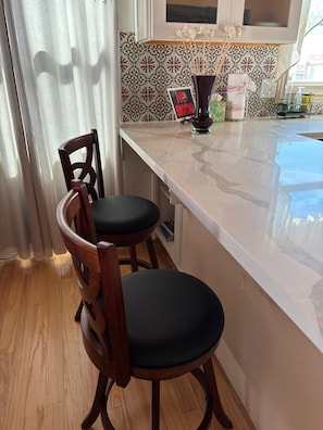 Dining - Alameda Luxury 2BR 2BA house, AC, near Alameda ferry to San Francisco, parking. (Alameda)