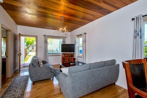 Smart TV, books, offices - Alameda Luxury 2BR 2BA house, AC, near Alameda ferry to San Francisco, parking. (Alameda)