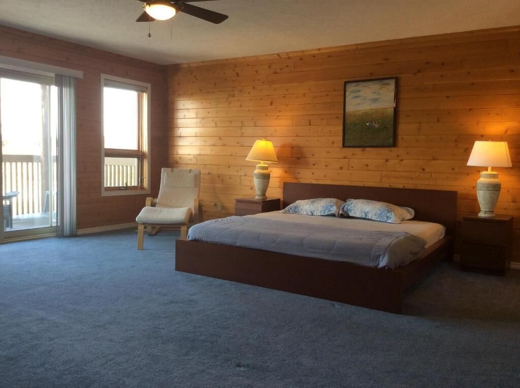 4 chambres, bureau, fer et planche à repasser, lit de bébé portatif