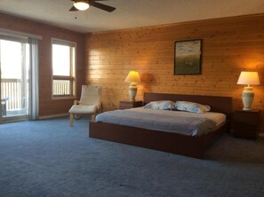 4 chambres, bureau, fer et planche à repasser, lit de bébé portatif