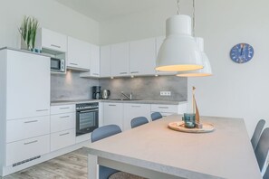 Kühlschrank, Mikrowelle, Ofen, Geschirrspüler