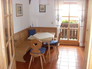 Ferienwohnung im Dachgeschoss 80qm, 1 Schlafzimmer, Balkon-Der Essbereich DG