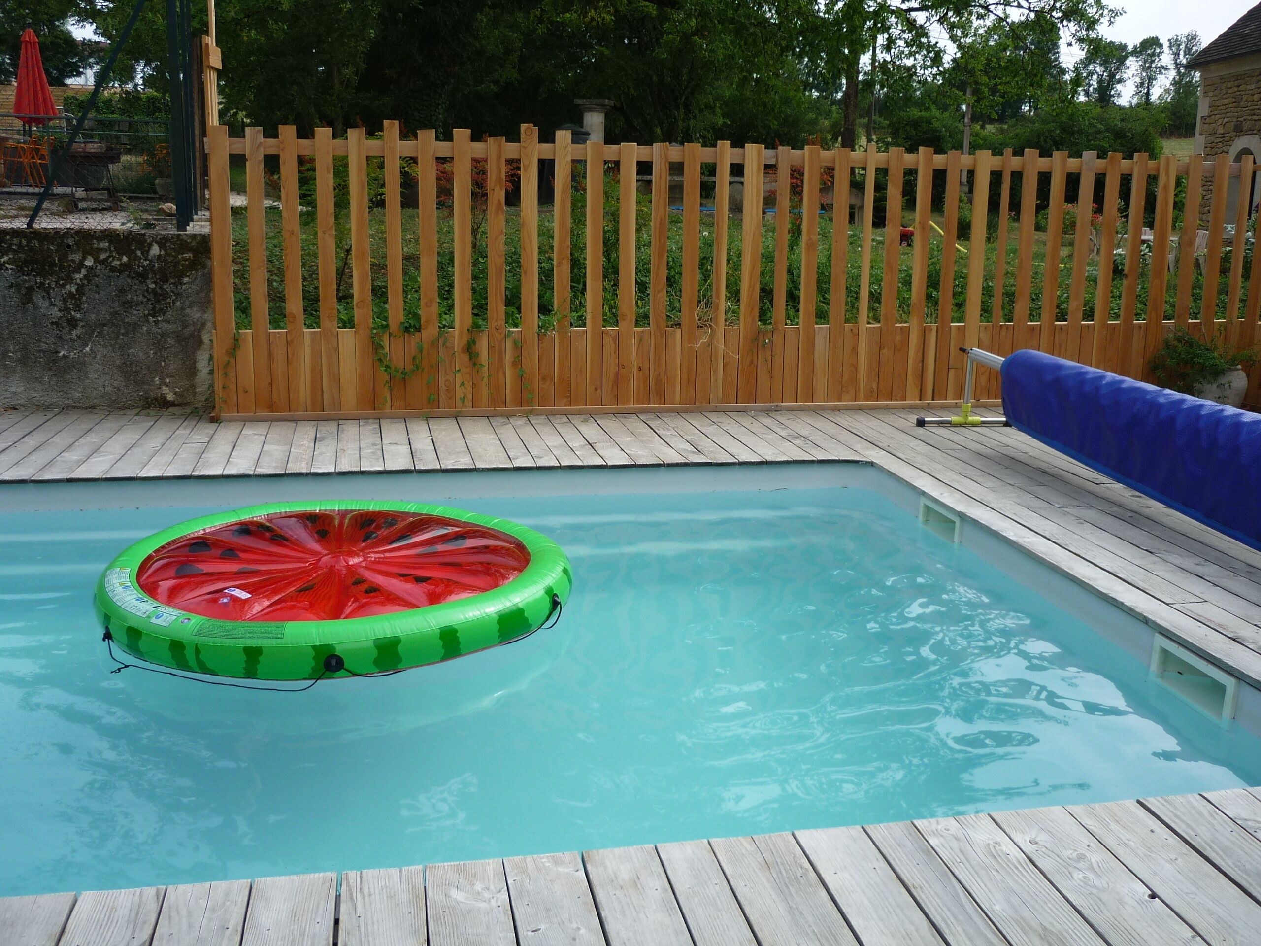 Uma piscina com boia de melancia.