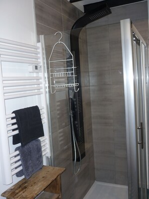 Shower, hair dryer, towels, toilet paper - Workshop n°2 for 6 with shared pool and sauna for lazy days (Semur-en-Auxois)